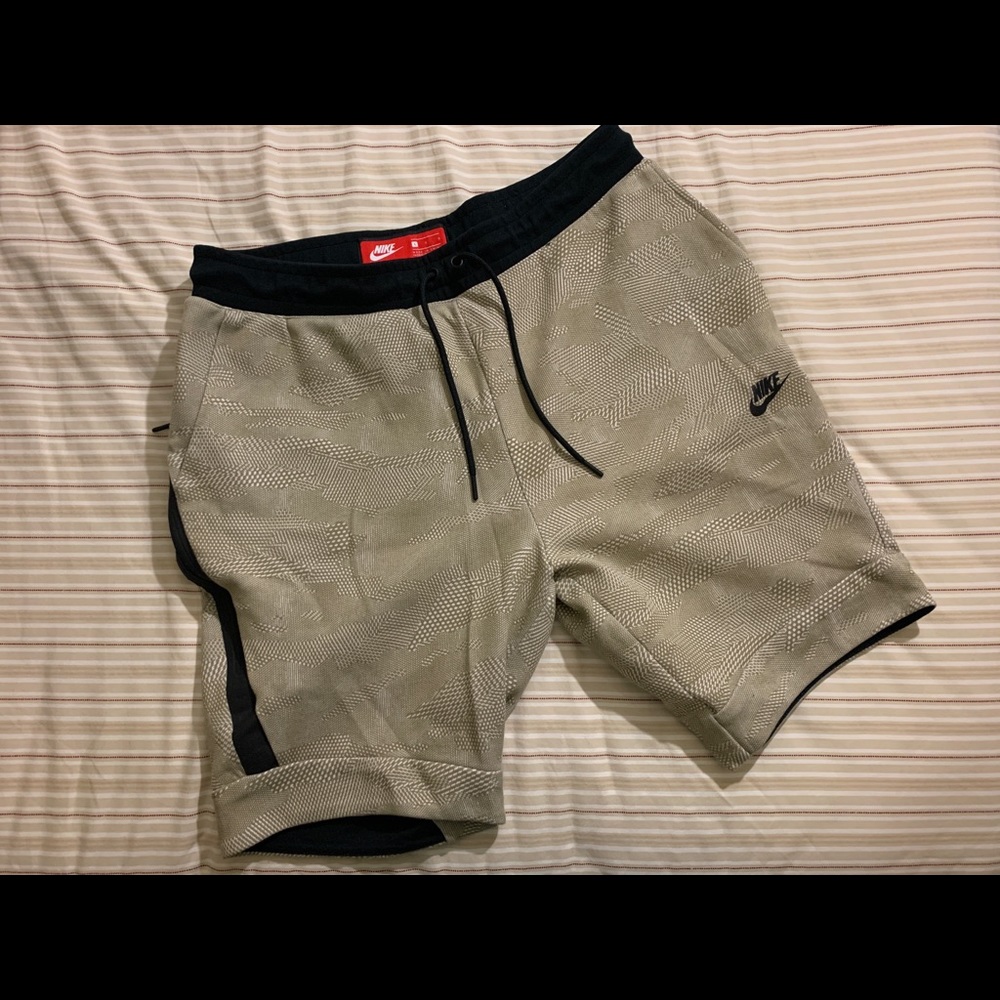NIKE TECH FLEECE SHORTS ALL-OVER PRINT "KHAKI"